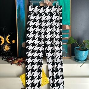 Frank Lyman Design Black and White Houndstooth Skinny Pants 12